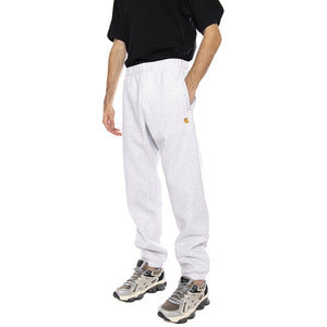 Chase Sweat Pant Ash Heather / Gold - Pantaloni in Felpa Uomo Grigi I033667.00JXX  CARHARTT WIP 