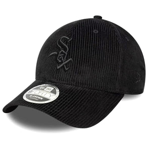Cord 9FORTY® McCrown Chicago Black - Cappellino con Visiera Uomo Nero<BR/><BR/><BR/><BR/>Materiale: 100% cotone<BR/><BR/><BR/>Struttura: morbida con pannelli classici<BR/><BR/><BR/>Chiusura: regolabile con cinturino posteriore<BR/><BR/><BR/>Visiera  60758924 WHITE SOX BLK NEW ERA 